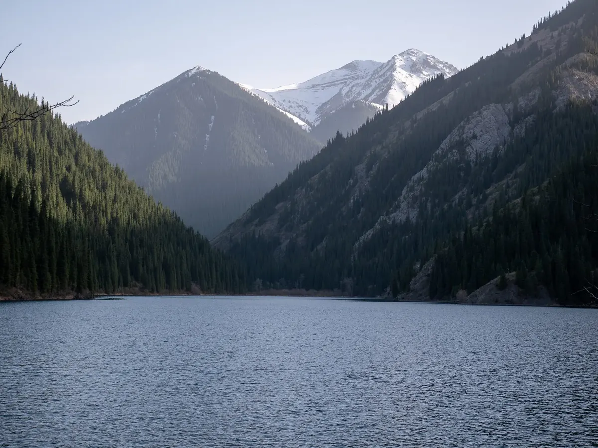 Озеро Кольсай во второй половине дня в тени